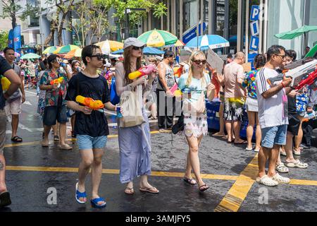 Silom, Bangkok, Tailandia - 12 aprile 2025 Songkran Festival, la breve azione delle persone si unisce alle celebrazioni del Capodanno Tailandese. Foto Stock