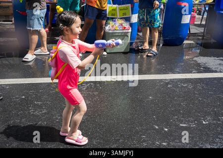 Silom, Bangkok, Tailandia - 12 aprile 2025 Songkran Festival, la breve azione delle persone si unisce alle celebrazioni del Capodanno Tailandese. Foto Stock