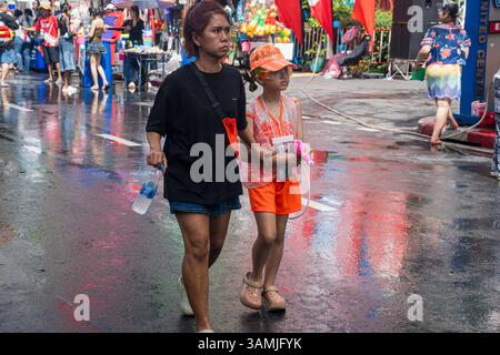 Silom, Bangkok, Tailandia - 12 aprile 2025 Songkran Festival, la breve azione delle persone si unisce alle celebrazioni del Capodanno Tailandese. Foto Stock