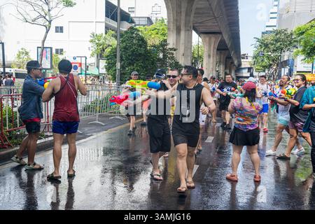 Silom, Bangkok, Tailandia - 12 aprile 2025 Songkran Festival, la breve azione delle persone si unisce alle celebrazioni del Capodanno Tailandese. Foto Stock