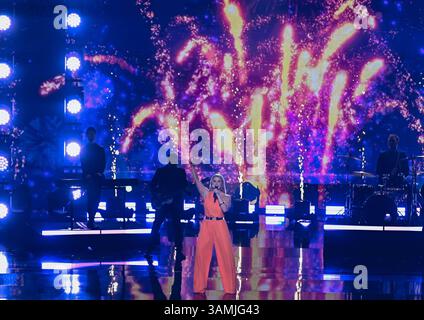 Spettacolo Musik, Die Beatrice Egli Show 08.04.2025, xdanx, spettacolo Musik, Die Beatrice Egli Show v.l. Die Saengerin Beatrice Egli bei der Aufzeichnung Die Beatrice Egli Show a Berlino-Adlershof. Es ist die siebte Ausgabe der Show, die es seit aprile 2022 gibt. Die Beatrice Egli Show Wird von SWR und SRF produziert. Berlin Adlershof Studio H Berlin Deutschland DE *** Entertainment Music, The Beatrice Egli Show 08 04 2025, xdanx, Entertainment Music, The Beatrice Egli Show V l The Singer Beatrice Egli alla registrazione The Beatrice Egli Show di Berlino Adlershof IT è la settima edizione Foto Stock