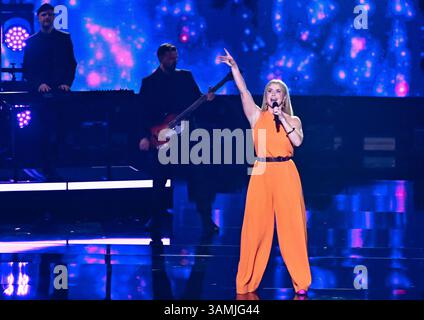 Spettacolo Musik, Die Beatrice Egli Show 08.04.2025, xdanx, spettacolo Musik, Die Beatrice Egli Show v.l. Die Saengerin Beatrice Egli bei der Aufzeichnung Die Beatrice Egli Show a Berlino-Adlershof. Es ist die siebte Ausgabe der Show, die es seit aprile 2022 gibt. Die Beatrice Egli Show Wird von SWR und SRF produziert. Berlin Adlershof Studio H Berlin Deutschland DE *** Entertainment Music, The Beatrice Egli Show 08 04 2025, xdanx, Entertainment Music, The Beatrice Egli Show V l The Singer Beatrice Egli alla registrazione The Beatrice Egli Show di Berlino Adlershof IT è la settima edizione Foto Stock