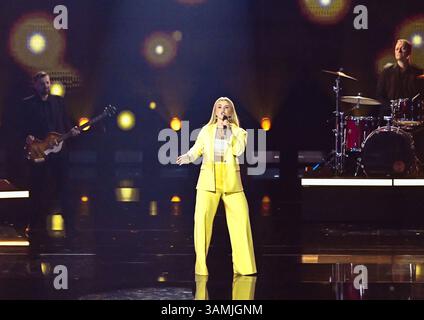 Spettacolo Musik, Die Beatrice Egli Show 08.04.2025, xdanx, spettacolo Musik, Die Beatrice Egli Show v.l. Die Saengerin Beatrice Egli bei der Aufzeichnung Die Beatrice Egli Show a Berlino-Adlershof. Es ist die siebte Ausgabe der Show, die es seit aprile 2022 gibt. Die Beatrice Egli Show Wird von SWR und SRF produziert. Berlin Adlershof Studio H Berlin Deutschland DE *** Entertainment Music, The Beatrice Egli Show 08 04 2025, xdanx, Entertainment Music, The Beatrice Egli Show V l The Singer Beatrice Egli alla registrazione The Beatrice Egli Show di Berlino Adlershof IT è la settima edizione Foto Stock