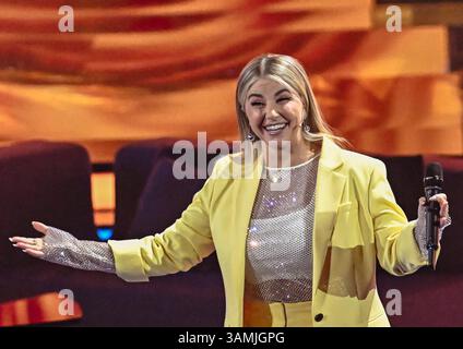 Spettacolo Musik, Die Beatrice Egli Show 08.04.2025, xdanx, spettacolo Musik, Die Beatrice Egli Show v.l. Die Saengerin Beatrice Egli bei der Aufzeichnung Die Beatrice Egli Show a Berlino-Adlershof. Es ist die siebte Ausgabe der Show, die es seit aprile 2022 gibt. Die Beatrice Egli Show Wird von SWR und SRF produziert. Berlin Adlershof Studio H Berlin Deutschland DE *** Entertainment Music, The Beatrice Egli Show 08 04 2025, xdanx, Entertainment Music, The Beatrice Egli Show V l The Singer Beatrice Egli alla registrazione The Beatrice Egli Show di Berlino Adlershof IT è la settima edizione Foto Stock