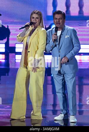 Entertainment Musik, Die Beatrice Egli Show 08.04.2025, xdanx, Entertainment Musik, Die Beatrice Egli Show v.l. Die Moderatorin Beatrice Egli und Thomas Anders bei der Aufzeichnung Die Beatrice Egli Show a Berlino-Adlershof. Es ist die siebte Ausgabe der Show, die es seit aprile 2022 gibt. Die Beatrice Egli Show Wird von SWR und SRF produziert. Berlin Adlershof Studio H Berlin Deutschland DE *** Entertainment Music, The Beatrice Egli Show 08 04 2025, xdanx, Entertainment Music, The Beatrice Egli Show V l presentatrice Beatrice Egli e Thomas Anders alla registrazione del Beatrice Egli Show in Foto Stock