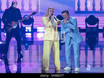 Entertainment Musik, Die Beatrice Egli Show 08.04.2025, xdanx, Entertainment Musik, Die Beatrice Egli Show v.l. Die Moderatorin Beatrice Egli und Thomas Anders bei der Aufzeichnung Die Beatrice Egli Show a Berlino-Adlershof. Es ist die siebte Ausgabe der Show, die es seit aprile 2022 gibt. Die Beatrice Egli Show Wird von SWR und SRF produziert. Berlin Adlershof Studio H Berlin Deutschland DE *** Entertainment Music, The Beatrice Egli Show 08 04 2025, xdanx, Entertainment Music, The Beatrice Egli Show V l presentatrice Beatrice Egli e Thomas Anders alla registrazione del Beatrice Egli Show in Foto Stock