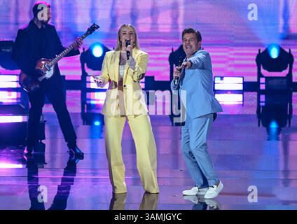 Entertainment Musik, Die Beatrice Egli Show 08.04.2025, xdanx, Entertainment Musik, Die Beatrice Egli Show v.l. Die Moderatorin Beatrice Egli und Thomas Anders bei der Aufzeichnung Die Beatrice Egli Show a Berlino-Adlershof. Es ist die siebte Ausgabe der Show, die es seit aprile 2022 gibt. Die Beatrice Egli Show Wird von SWR und SRF produziert. Berlin Adlershof Studio H Berlin Deutschland DE *** Entertainment Music, The Beatrice Egli Show 08 04 2025, xdanx, Entertainment Music, The Beatrice Egli Show V l presentatrice Beatrice Egli e Thomas Anders alla registrazione del Beatrice Egli Show in Foto Stock