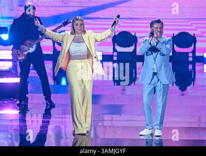 Entertainment Musik, Die Beatrice Egli Show 08.04.2025, xdanx, Entertainment Musik, Die Beatrice Egli Show v.l. Die Moderatorin Beatrice Egli und Thomas Anders bei der Aufzeichnung Die Beatrice Egli Show a Berlino-Adlershof. Es ist die siebte Ausgabe der Show, die es seit aprile 2022 gibt. Die Beatrice Egli Show Wird von SWR und SRF produziert. Berlin Adlershof Studio H Berlin Deutschland DE *** Entertainment Music, The Beatrice Egli Show 08 04 2025, xdanx, Entertainment Music, The Beatrice Egli Show V l presentatrice Beatrice Egli e Thomas Anders alla registrazione del Beatrice Egli Show in Foto Stock