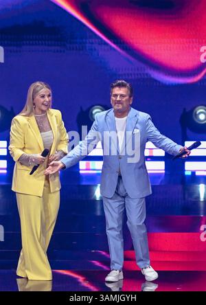 Entertainment Musik, Die Beatrice Egli Show 08.04.2025, xdanx, Entertainment Musik, Die Beatrice Egli Show v.l. Die Moderatorin Beatrice Egli und Thomas Anders bei der Aufzeichnung Die Beatrice Egli Show a Berlino-Adlershof. Es ist die siebte Ausgabe der Show, die es seit aprile 2022 gibt. Die Beatrice Egli Show Wird von SWR und SRF produziert. Berlin Adlershof Studio H Berlin Deutschland DE *** Entertainment Music, The Beatrice Egli Show 08 04 2025, xdanx, Entertainment Music, The Beatrice Egli Show V l presentatrice Beatrice Egli e Thomas Anders alla registrazione del Beatrice Egli Show in Foto Stock