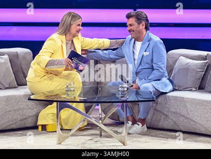 Entertainment Musik, Die Beatrice Egli Show 08.04.2025, xdanx, Entertainment Musik, Die Beatrice Egli Show v.l. Die Moderatorin Beatrice Egli und Thomas Anders bei der Aufzeichnung Die Beatrice Egli Show a Berlino-Adlershof. Es ist die siebte Ausgabe der Show, die es seit aprile 2022 gibt. Die Beatrice Egli Show Wird von SWR und SRF produziert. Berlin Adlershof Studio H Berlin Deutschland DE *** Entertainment Music, The Beatrice Egli Show 08 04 2025, xdanx, Entertainment Music, The Beatrice Egli Show V l presentatrice Beatrice Egli e Thomas Anders alla registrazione del Beatrice Egli Show in Foto Stock