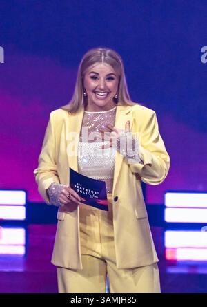 Spettacolo Musik, Die Beatrice Egli Show 08.04.2025, xdanx, spettacolo Musik, Die Beatrice Egli Show v.l. Die Saengerin Beatrice Egli bei der Aufzeichnung Die Beatrice Egli Show a Berlino-Adlershof. Es ist die siebte Ausgabe der Show, die es seit aprile 2022 gibt. Die Beatrice Egli Show Wird von SWR und SRF produziert. Berlin Adlershof Studio H Berlin Deutschland DE *** Entertainment Music, The Beatrice Egli Show 08 04 2025, xdanx, Entertainment Music, The Beatrice Egli Show V l The Singer Beatrice Egli alla registrazione The Beatrice Egli Show di Berlino Adlershof IT è la settima edizione Foto Stock