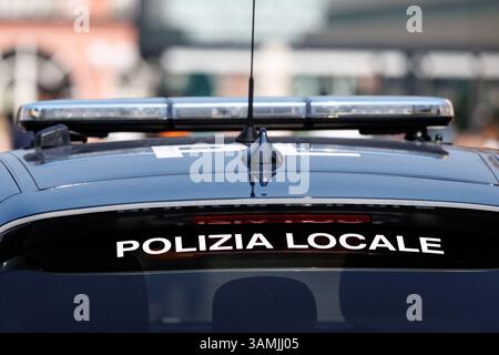 Bardolino, Italia. 12 aprile 2025. Un veicolo della polizia italiana con l'iscrizione "polizia locale" è parcheggiato a Bardolino sul Lago di Garda in Italia. La polizia Municipale (anche polizia locale o polizia Comunale) è la forza di polizia municipale civile italiana. Crediti: Matthias Balk/dpa/Alamy Live News Foto Stock
