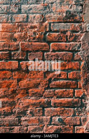 Struttura di una vecchia parete in mattoni usurati come sfondo, immagine verticale Foto Stock