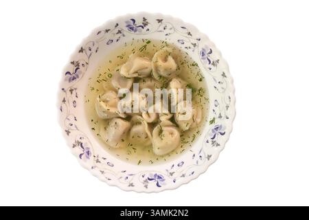 Brogliare la zuppa con gnocchi in una ciotola. Evidenziato su un bianco Foto Stock
