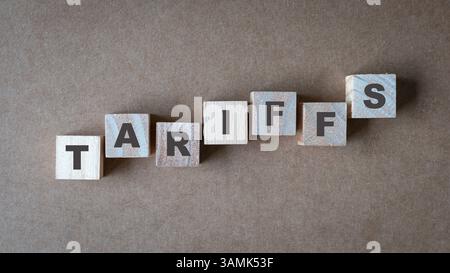 Tariffe, parola su blocchi di legno quadrati, in direzione passo, su e giù. Foto Stock