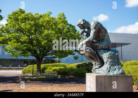 Kyoto, Giappone, 19 giugno 2024: La grande statua in bronzo dello scultore francese Auguste Rodin il Pensatore si trova fuori dal Museo Nazionale di Kyoto nel su Foto Stock