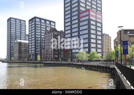 Nuovo sviluppo immobiliare a Trinity Buoy Wharf, London docklands, Regno Unito. Mostra gli appartamenti che si affacciano su Bow Creek e sul fiume Lea. Foto Stock