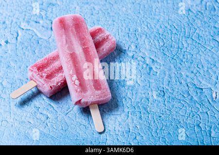 Papaveri rossi alla fragola su sfondo blu Foto Stock