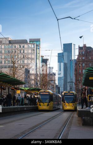 Tram Manchester Metrolink alla stazione con Beetham Tower in View Foto Stock