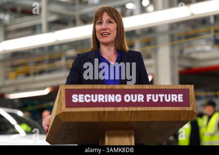 SOLIHULL, INGHILTERRA, Regno Unito - 07 aprile 2025 - il primo ministro britannico Keir Starmer e il cancelliere Rachel Reeves visitano la fabbrica di auto Jaguar Land Rover a Solihul Foto Stock
