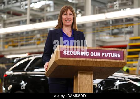 SOLIHULL, INGHILTERRA, Regno Unito - 07 aprile 2025 - il primo ministro britannico Keir Starmer e il cancelliere Rachel Reeves visitano la fabbrica di auto Jaguar Land Rover a Solihul Foto Stock