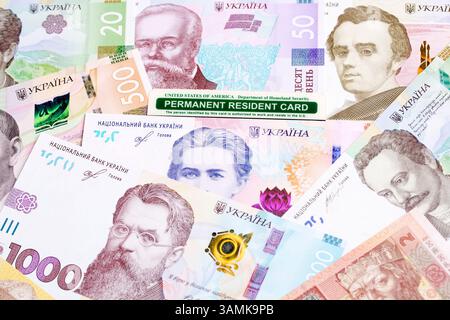 Carta residente permanente americana su un denaro ucraino - Hryvnia Foto Stock