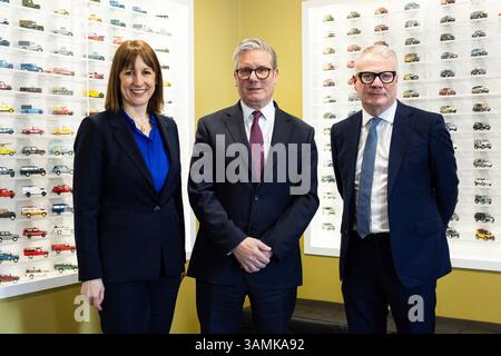 SOLIHULL, INGHILTERRA, Regno Unito - 07 aprile 2025 - il primo ministro britannico Keir Starmer e il cancelliere Rachel Reeves visitano la fabbrica di auto Jaguar Land Rover a Solihul Foto Stock