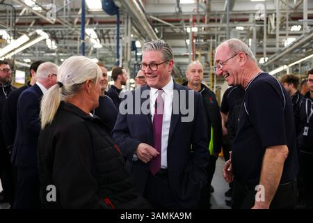 SOLIHULL, INGHILTERRA, Regno Unito - 07 aprile 2025 - il primo ministro britannico Keir Starmer e il cancelliere Rachel Reeves visitano la fabbrica di auto Jaguar Land Rover a Solihul Foto Stock
