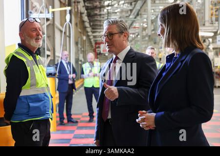 SOLIHULL, INGHILTERRA, Regno Unito - 07 aprile 2025 - il primo ministro britannico Keir Starmer e il cancelliere Rachel Reeves visitano la fabbrica di auto Jaguar Land Rover a Solihul Foto Stock