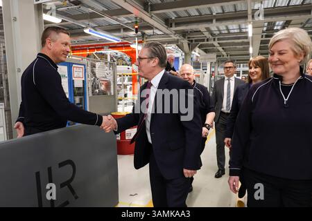 SOLIHULL, INGHILTERRA, Regno Unito - 07 aprile 2025 - il primo ministro britannico Keir Starmer e il cancelliere Rachel Reeves visitano la fabbrica di auto Jaguar Land Rover a Solihul Foto Stock