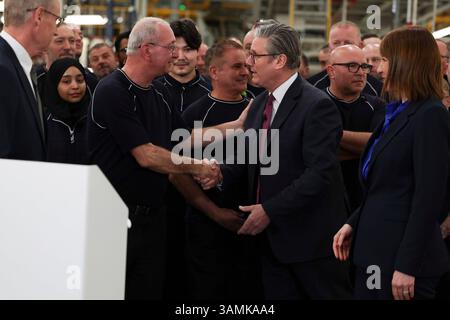 SOLIHULL, INGHILTERRA, Regno Unito - 07 aprile 2025 - il primo ministro britannico Keir Starmer e il cancelliere Rachel Reeves visitano la fabbrica di auto Jaguar Land Rover a Solihul Foto Stock