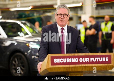 SOLIHULL, INGHILTERRA, Regno Unito - 07 aprile 2025 - il primo ministro britannico Keir Starmer e il cancelliere Rachel Reeves visitano la fabbrica di auto Jaguar Land Rover a Solihul Foto Stock