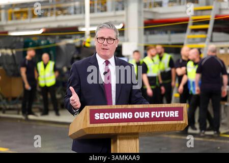 SOLIHULL, INGHILTERRA, Regno Unito - 07 aprile 2025 - il primo ministro britannico Keir Starmer e il cancelliere Rachel Reeves visitano la fabbrica di auto Jaguar Land Rover a Solihul Foto Stock