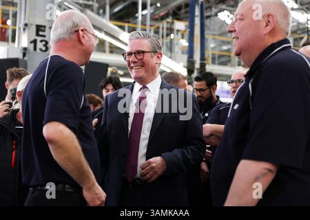 SOLIHULL, INGHILTERRA, Regno Unito - 07 aprile 2025 - il primo ministro britannico Keir Starmer e il cancelliere Rachel Reeves visitano la fabbrica di auto Jaguar Land Rover a Solihul Foto Stock