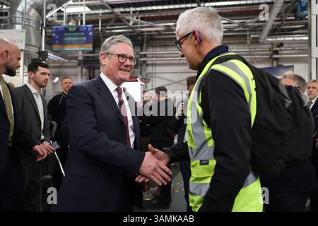 SOLIHULL, INGHILTERRA, Regno Unito - 07 aprile 2025 - il primo ministro britannico Keir Starmer e il cancelliere Rachel Reeves visitano la fabbrica di auto Jaguar Land Rover a Solihul Foto Stock