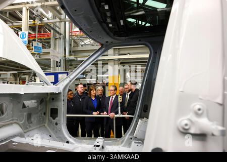 SOLIHULL, INGHILTERRA, Regno Unito - 07 aprile 2025 - il primo ministro britannico Keir Starmer e il cancelliere Rachel Reeves visitano la fabbrica di auto Jaguar Land Rover a Solihul Foto Stock
