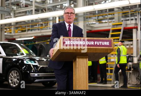 SOLIHULL, INGHILTERRA, Regno Unito - 07 aprile 2025 - il primo ministro britannico Keir Starmer e il cancelliere Rachel Reeves visitano la fabbrica di auto Jaguar Land Rover a Solihul Foto Stock