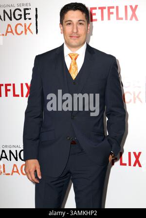 15 maggio 2014 - New York, NY, Stati Uniti - ACEPIXS.COM....May 15 2014, New York City....Jason Biggs arriva alla seconda stagione "Orange is the New Black" prima al Ziegfeld Theater il 15 maggio 2014 a New York City (immagine di credito: © Nancy Rivera/Ace Pictures/ZUMAPRESS.com) Foto Stock