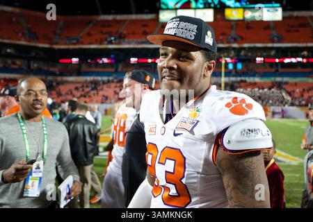4 gennaio 2014 - Miami Gardens, Florida, U. S - il defensive end dei Clemson Tigers Corey Crawford (93) festeggia sul campo dopo la partita tra i Clemson Tigers e gli Ohio State Buckeyes al Sun Life Stadium, Miami Gardens, Florida. Clemson sconfisse lo stato dell'Ohio 40-35. (Immagine di credito: © Scott Stuart/ZUMAPRESS.com) Foto Stock