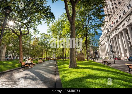 Persone a Dorchester Square nel centro di Montreal, Quebec, Canada Foto Stock