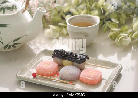 Un assaggio dell'Asia: Torte di luna, Dango e tè Foto Stock