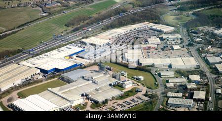 Vista aerea del parco commerciale Junction 27 adiacente alla M62, Birstall, a sud di Leeds, West Yorkshire, Inghilterra settentrionale, REGNO UNITO Foto Stock