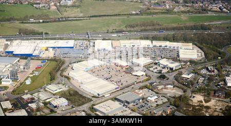 Vista aerea del parco commerciale Junction 27 adiacente alla M62, Birstall, a sud di Leeds, West Yorkshire, Inghilterra settentrionale, REGNO UNITO Foto Stock