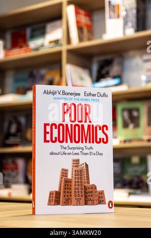 Primo piano del libro Poor Economics di Abhijit Banerjee e Esther Duflo in libreria. Foto Stock