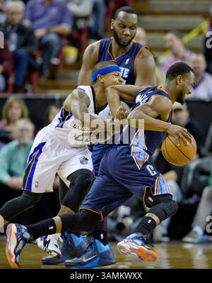 4 gennaio 2014 - Sacramento, CA, Stati Uniti - Kemba Walker dei Charlotte Bobcats, Right, utilizza uno schermo del compagno di squadra al Jefferson per passare accanto a Isaiah Thomas dei Sacramento Kings nel secondo quarto alla Sleep Train Arena di Sacramento, California, sabato 4 gennaio 2014. Charlotte ha vinto, 113-103. (Immagine di credito: © Jose Luis Villegas/MCT/ZUMAPRESS.com) Foto Stock
