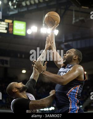 4 gennaio 2014 - Sacramento, CA, Stati Uniti - al Jefferson, Right, dei Charlotte Bobcats, segna su DeMarcus Cousins dei Sacramento Kings nel quarto quarto trimestre alla Sleep Train Arena di Sacramento, California, sabato 4 gennaio 2014. Charlotte ha vinto, 113-103. (Immagine di credito: © Jose Luis Villegas/MCT/ZUMAPRESS.com) Foto Stock
