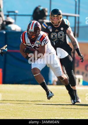 30 dicembre 2013 - El Paso, Texas, Stati Uniti d'America - 31 dicembre 2013 El Paso, TX...Virginia Tech running back (25) Jerome Wright corre per il yardage durante la partita di football tecnico UCLA vs Virginia. Gli UCLA Bruins sconfissero i Virginia Tech Hokies 42-12 martedì 31 dicembre 2013 nell'Hyundai Sun Bowl di El Paso, Texas. (Credito obbligatorio: Juan Lainez / MarinMedia.org / Cal Sport Media) (fotografo completo e credito richiesto (immagine di credito: © Juan Lainez / Marinmedia. Org/Cal Sport Media/Cal Sport Media/ZUMAPRESS.com) Foto Stock