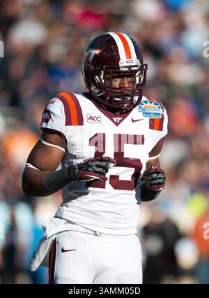 31 dicembre 2013 - El Paso, Texas, Stati Uniti d'America - 31 dicembre 2013 El Paso, Texas...Virginia Tech running back (15) Joel Caleb cerca la chiamata durante la partita di football tecnico UCLA vs Virginia. Gli UCLA Bruins sconfissero i Virginia Tech Hokies 42-12 martedì 31 dicembre 2013 nell'Hyundai Sun Bowl di El Paso, Texas. (Credito obbligatorio: Juan Lainez / MarinMedia.org / Cal Sport Media) (fotografo completo e credito richiesto) (immagine di credito: © Juan Lainez / Marinmedia. Org/Cal Sport Media/Cal Sport Media/ZUMAPRESS.com) Foto Stock