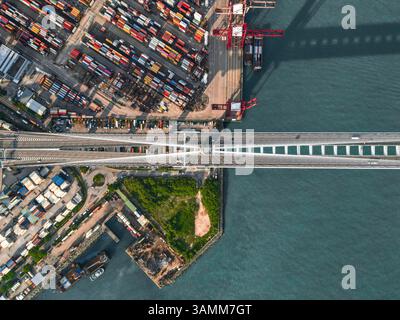 Veduta aerea del Ponte Stonecutters che attraversa la baia vicino al porto commerciale di Hong Kong. Foto Stock