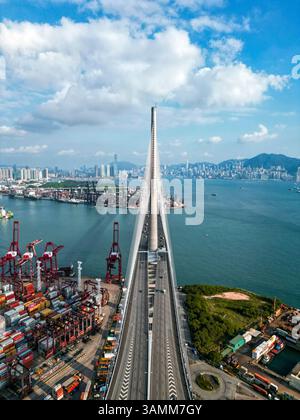 Veduta aerea del Ponte Stonecutters che attraversa la baia vicino al porto commerciale di Hong Kong. Foto Stock